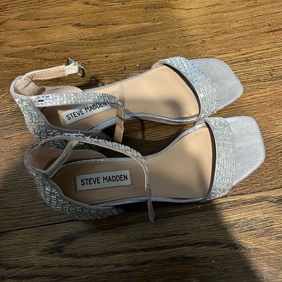 Steve Madden | Sandalo Entrust Natural con strass – lemlò